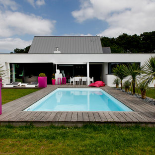 Exemple d'une piscine arrière tendance de taille moyenne et rectangle.
