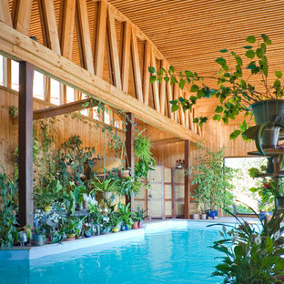 Idee per una piscina minimal rettangolare di medie dimensioni con una dépendance a bordo piscina e pedane