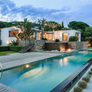 Immagine di un'ampia piscina monocorsia contemporanea rettangolare dietro casa con pedane
