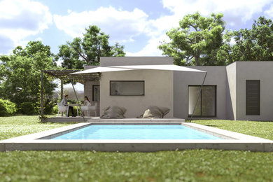 Aménagement d'une piscine hors-sol et latérale contemporaine de taille moyenne et rectangle avec un bain bouillonnant et une terrasse en bois.