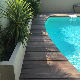 Esempio di una piscina minimalista rettangolare di medie dimensioni con pedane