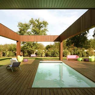 Foto di una piscina monocorsia mediterranea rettangolare dietro casa e di medie dimensioni con pedane