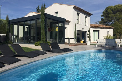 Exemple d'une piscine avant tendance de taille moyenne et sur mesure avec une dalle de béton.