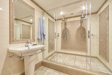 小さなトラディショナルスタイルのおしゃれな浴室の写真