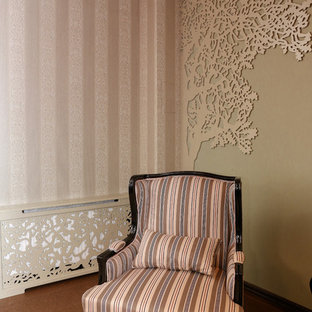 Inspiration pour un sous-sol traditionnel de taille moyenne et semi-enterré avec salle de jeu, un mur vert, un sol en liège, un sol marron, un plafond en poutres apparentes et du papier peint.