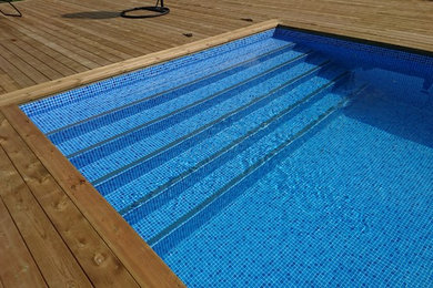 Foto di una piscina nordica personalizzata di medie dimensioni e dietro casa con pedane