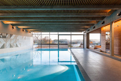 Aménagement d'une piscine contemporaine.