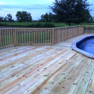 Foto di una piscina fuori terra chic di medie dimensioni e dietro casa con pedane
