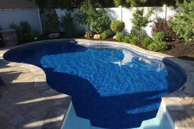 Idée de décoration pour une piscine tradition.