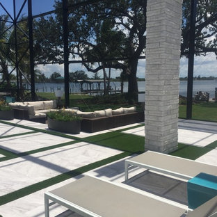 Esempio di un'ampia piscina naturale moderna personalizzata dietro casa con pedane