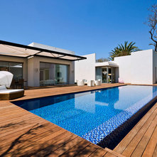 Moderne Pool by Moshi Gitelis - Photographer