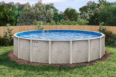 На фото: большой наземный, круглый бассейн на заднем дворе в морском стиле