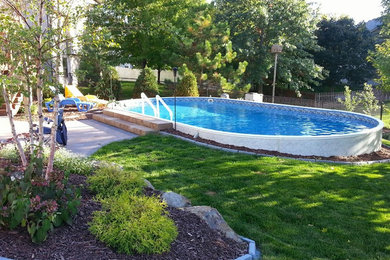 Ispirazione per una piscina fuori terra chic personalizzata di medie dimensioni e dietro casa