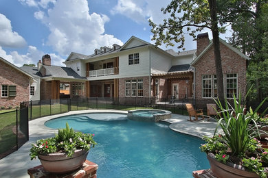 Mittelgroßer Klassischer Pool hinter dem Haus in individueller Form mit Natursteinplatten in Houston