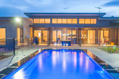 Idee per una piscina contemporanea personalizzata di medie dimensioni e dietro casa con pavimentazioni in cemento