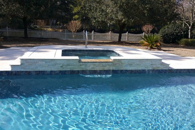 Mittelgroßer Klassischer Schwimmteich hinter dem Haus in rechteckiger Form mit Betonplatten in Wilmington