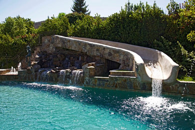Immagine di una piscina moderna rettangolare di medie dimensioni e dietro casa con cemento stampato
