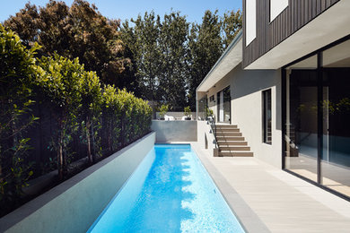 Ispirazione per una piscina monocorsia design rettangolare di medie dimensioni e in cortile