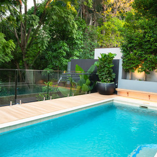 Foto di una piccola piscina tropicale rettangolare dietro casa con pedane