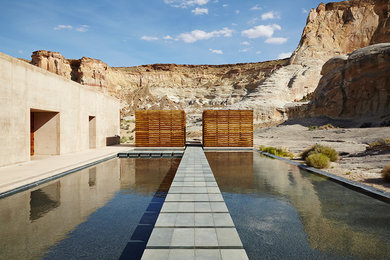 Свежая идея для дизайна: наземный, прямоугольный бассейн в стиле модернизм с фонтаном - отличное фото интерьера