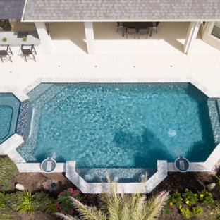 Immagine di un'ampia piscina mediterranea personalizzata dietro casa con pedane