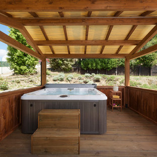 Ispirazione per una piscina minimal con una vasca idromassaggio e pedane