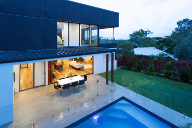 Imagen de piscina alargada moderna grande rectangular en patio trasero