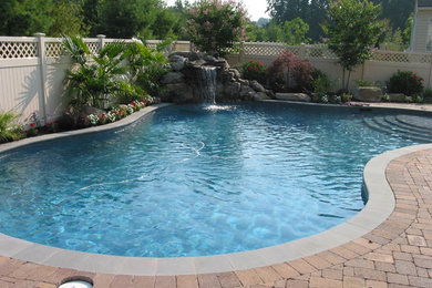 Inspiration for a mid-sized timeless backyard concrete paver and kidney-shaped natural pool fountain remodel in Baltimore