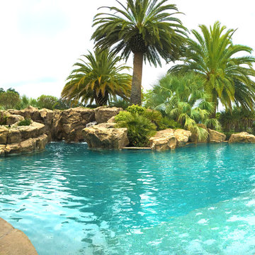 Artifical Rock Resort Style Swimming Pool and Grotto