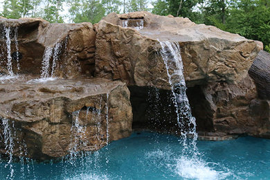 Idéer för att renovera en stor tropisk baddamm på baksidan av huset, med vattenrutschkana och naturstensplattor