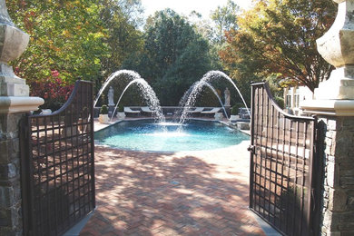 Aménagement d'une piscine classique avec des pavés en brique.