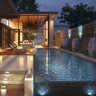 Großer, Gefliester Moderner Infinity-Pool hinter dem Haus in rechteckiger Form in Los Angeles