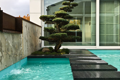 Mittelgroßer Asiatischer Pool auf dem Dach in rechteckiger Form mit Wasserspiel und Granitsplitt in Leipzig