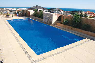 Großer Moderner Pool hinter dem Haus in rechteckiger Form in Perth