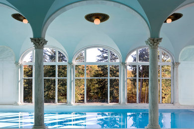 Imagen de piscina clásica rectangular y interior con suelo de baldosas