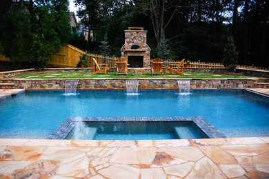 Cette photo montre une piscine arrière montagne de taille moyenne et rectangle avec une terrasse en bois.