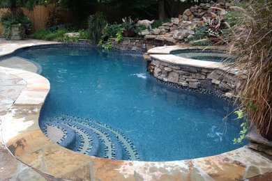 На фото: бассейн среднего размера, произвольной формы на заднем дворе в стиле модернизм