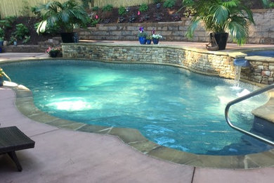 Ejemplo de piscina contemporánea de tamaño medio interior y a medida con adoquines de piedra natural