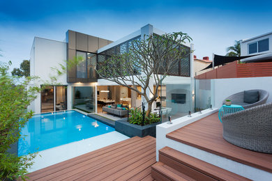 Foto de piscina minimalista pequeña a medida en patio trasero con entablado