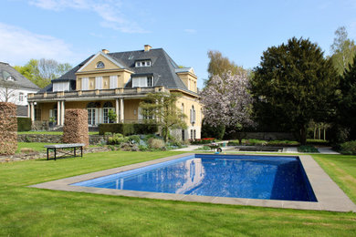 Außenbereich einer Villa erneuert: Veranda, Pooleinfassung & Naturpool