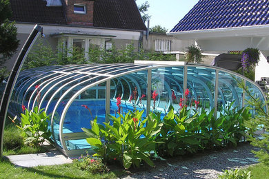 Oberirdischer, Großer Moderner Pool hinter dem Haus in individueller Form mit Betonplatten in Berlin