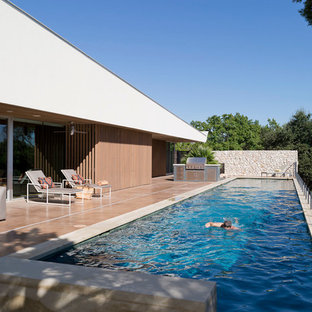 Esempio di una piscina monocorsia moderna rettangolare