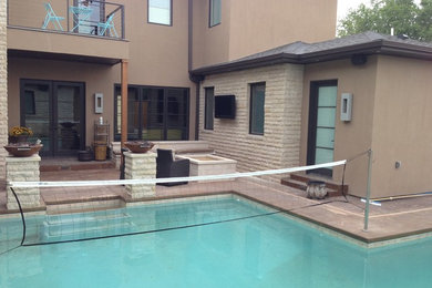 Idee per una piscina minimal personalizzata di medie dimensioni e dietro casa con fontane e lastre di cemento