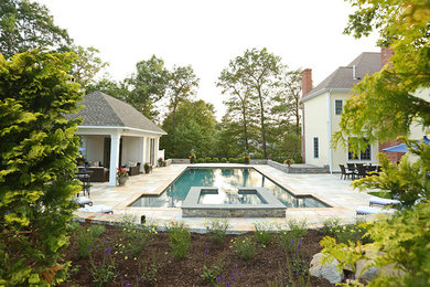 Idee per una grande piscina monocorsia chic rettangolare dietro casa con una dépendance a bordo piscina e pavimentazioni in pietra naturale