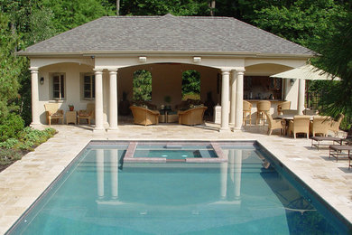 Medelhavsstil inredning av en stor rektangulär pool på baksidan av huset, med poolhus och naturstensplattor
