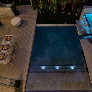 Foto di una piscina minimal rettangolare di medie dimensioni e in cortile con fontane e pedane