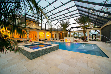 Imagen de piscinas y jacuzzis tradicionales renovados grandes interiores y rectangulares con suelo de baldosas