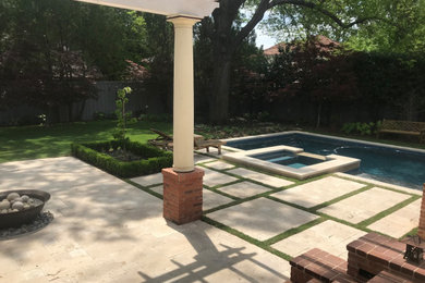 Diseño de piscinas y jacuzzis alargados tradicionales renovados de tamaño medio rectangulares en patio trasero con adoquines de piedra natural