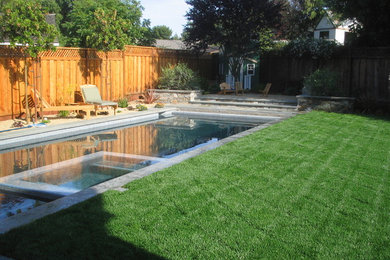 Idee per una piscina monocorsia minimal rettangolare di medie dimensioni e dietro casa con una vasca idromassaggio e pavimentazioni in pietra naturale