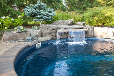 Foto de piscina clásica en patio trasero